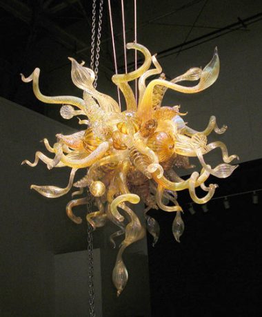 Dale Chihuly, Gold and Amber Chandelier. 2003, glass. 50 x 40 x 40 inches.